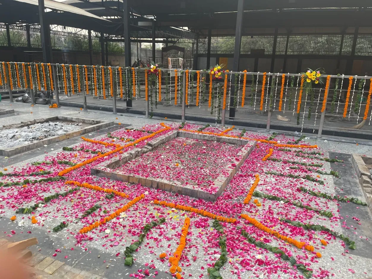 Offerings at Shamshan Gat Punjabi Bagh